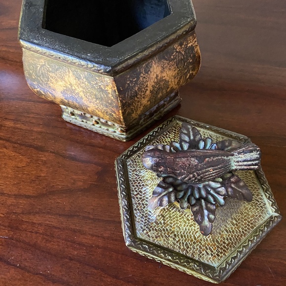 Vase and matching piece with ornate lid - Picture 5 of 5